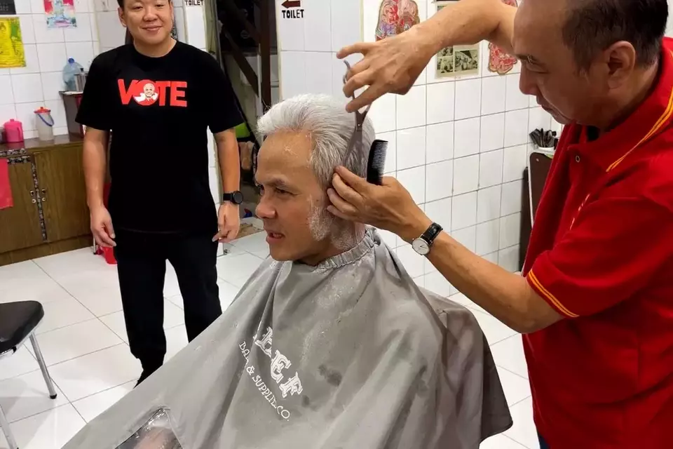 Ganjar Pranowo, menyempatkan diri cukur rambut di Ko Tang, Glodok, Jakarta Barat, di sela-sela lari paginya di kawasan tersebut, Minggu, 4 Juni 2023 pagi.