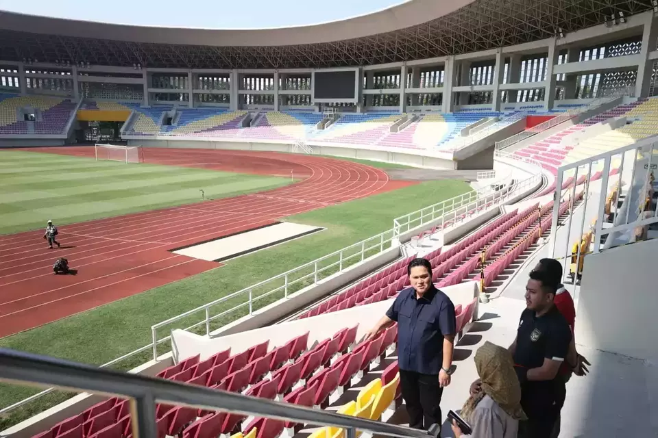 Ketua Umum PSSI, Erick Thohir, saat meninjau Stadion Manahan Solo, Minggu, 4 Juni 2023.
