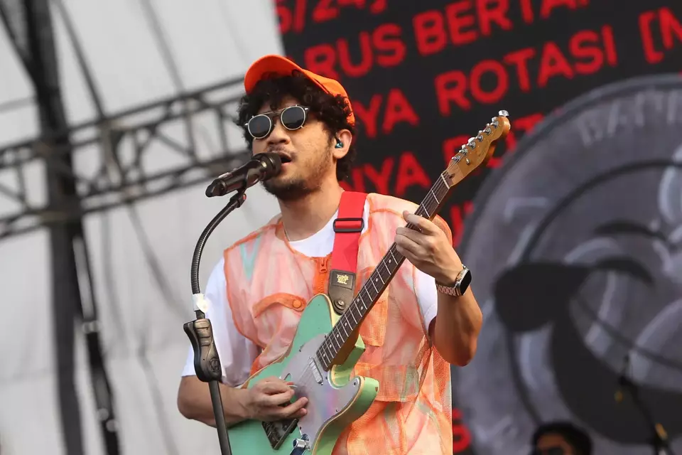 Penyanyi Kunto Aji tampil sebagai artis pertama pada hari kedua gelaran Semesta Berpesta di ICE BSD, Tangerang, Banten, Minggu, 4 Juni 2023.