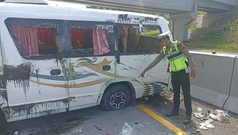 Kendaraan pengangkut keluarga calon jemaah haji mengalami kecelakaan di Tol Salatiga, Jawa Tengah, Minggu 4 Juni 2023.