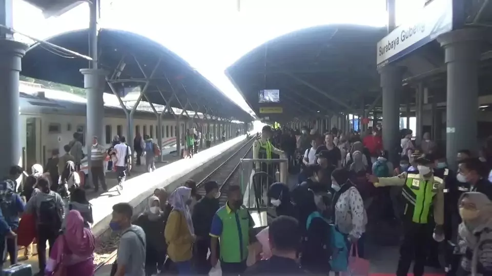 Suasana Stasiun Gubeng Surabaya dipadati penumpang yang hendak naik kereta api saat libur panjang kali ini, Minggu, 4 Juni 2023. 