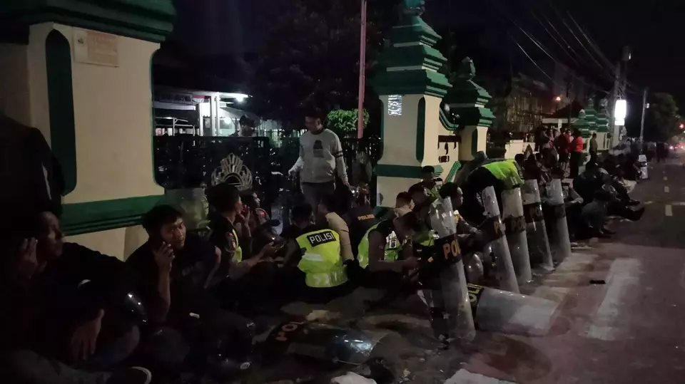 Polisi berjaga di Jalan Taman Siswa Yogyakarta, Minggu 4 Juni 2023 malam, setelah terjadi bentrok dua kelompok. 