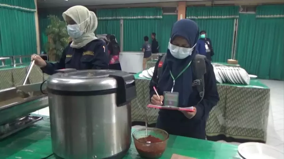 Sejumlah petugas Kantor Kesehatan Pelabuhan (KKP) Kelas 1 Surabaya memeriksa dapur umum Asrama Haji Surabaya mulai dari pemeriksaan sanitasi air, cahaya ruangan, hingga pengambilan sampel makanan, Minggu, 4 Juni 2023.