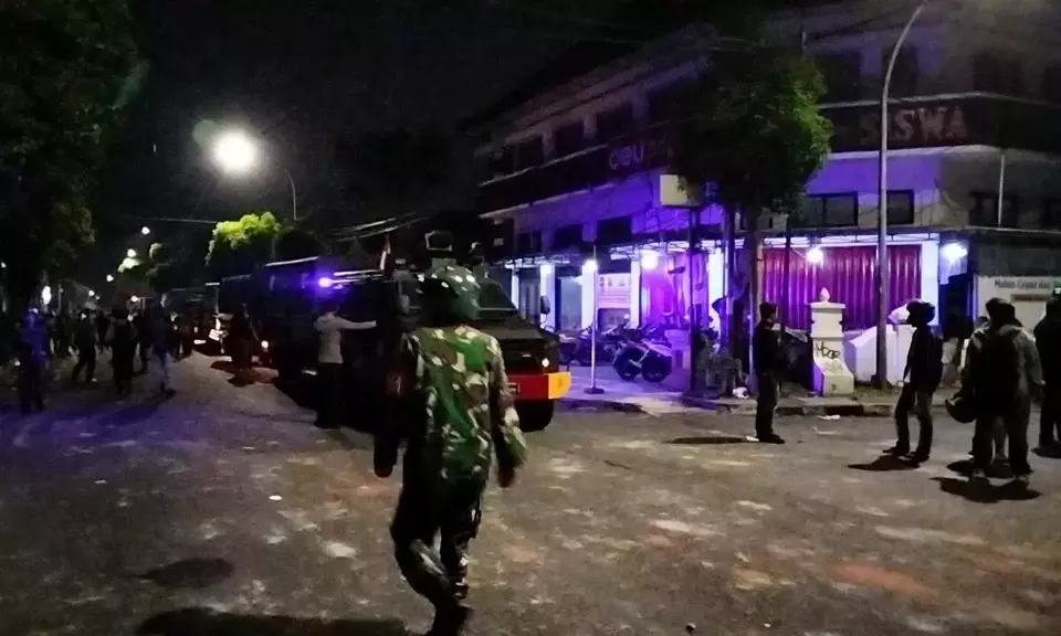 Polisi mengamankan tawuran Jogja di Jalan Taman Siswa, Kota Yogyakarta, Minggu 4 Juni 2023.
