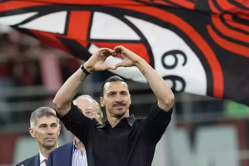 Zlatan Ibrahimovic saat menyampaikan salam perpisahan kepada pendukung AC Milan setelah mengumumkan pensiun sebagai pesepak bola.