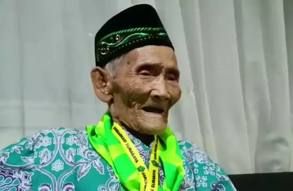 Mbah Lahar, kakek penjual kipas bambu asal Lamongan, Jawa Timur, akhirnya bisa naik haji setelah menabung selama 25 tahun.