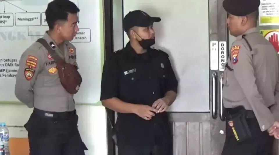 Personil brimob Polda Jatim diterjunkan untuk mengantisipasi bentrok susulan pasca insiden carok massal di Desa Tanah Merak Laok, Kecamatan Tanah Merah, Kabupaten Bangkalan, Jawa Timur.