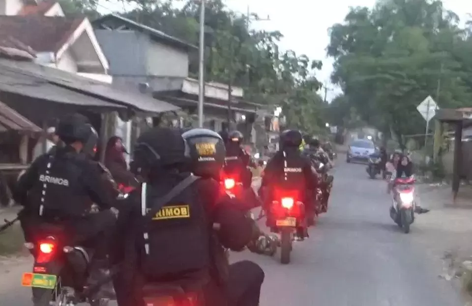 Personel Polri-TNI berkeliling mengamankan Desa Tanah Merah Laok, Kecamatan Tanah Merah, Kabupaten Bangkalan, Jawa Timur, Senin, 5 April 2023. Sehari sebelumnya terjadi carok massal yang mengakibatkan 1 orang meninggal.