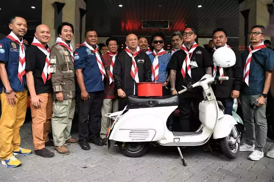 Menteri Koperasi dan UKM Teten Masduki bekerja sama dengan Elders Garage untuk menyiapkan bengkel konversi motor listrik, Jakarta, 5 Juni 2023.
