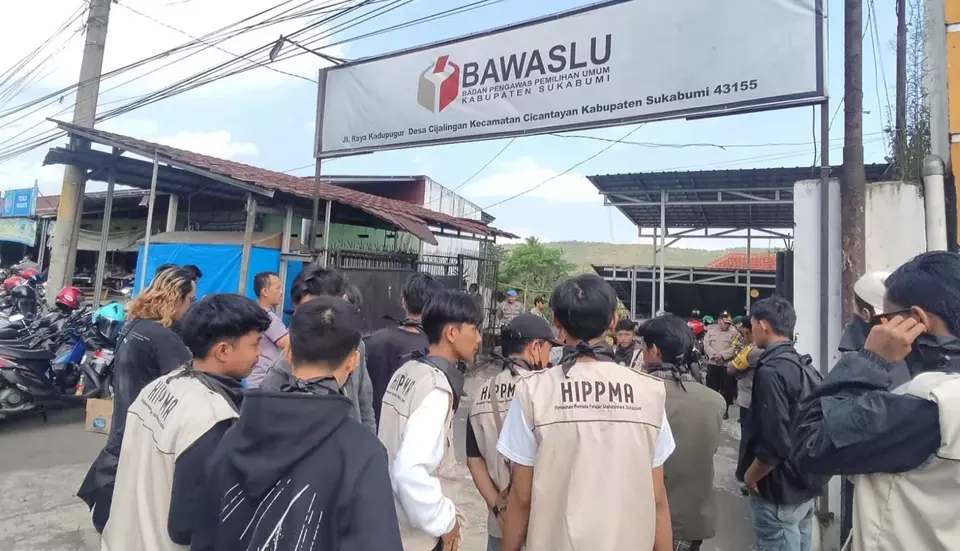 Puluhan mahasiswa yang tergabung dalam Himpunan Pelajar Mahasiswa (HIPPMA) Sukabumi, menggeruduk kantor Badan Pengawasan Pemilu (Bawaslu) Kabupaten Sukabumi, Jawa Barat, Senin, 5 Juni 2023.