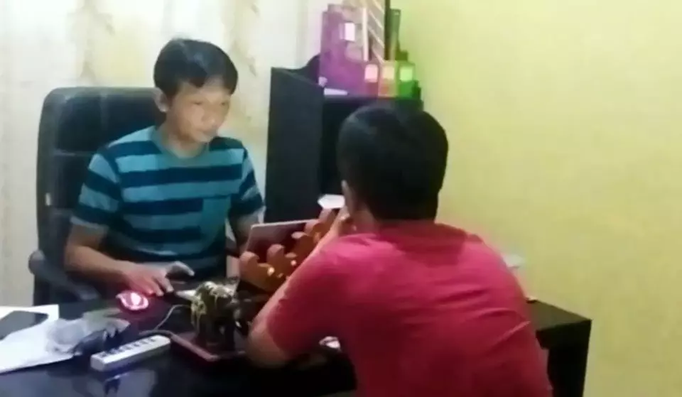 FS (40 tahun) Lurah Kota Alam, Kecamatan Kotabumi Selatan, Kabupaten Lampung Utara, Provinsi Lampung ditangkap petugas Unit Tipikor Sat Reskrim Polres Lampung Utara karena diduga melakukan korupsi honor ketua RT dan honorarium kegiatan Tahun Anggaran 2022, Senin, 5 Juni 2023.