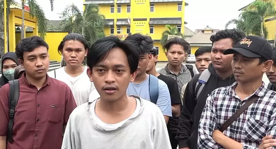 Mahasiswa STIE Tribuana, Jalan Radio, Kelurahan Margahayu, Kecamatan Bekasi Timur, Kota Bekasi, Jawa Barat, kebingungan karena kampus mereka dicabut izin operasionalnya, Senin 5 Juni 2023.
