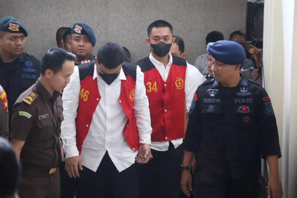 Terdakwa Mario Dandy (kedua dari kanan) saat akan memulai sidang pada kasus penganiayaan terhadap David Ozora, di PN Jakarta Selatan, Selasa, 6 Juni 2023.