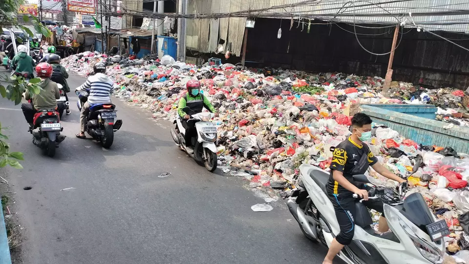 Sampah mengular di jalan KH Ahmad Dahlan, Kelurahan Petir, Kecamatan Cipondoh, Kota Tangerang, Banten.