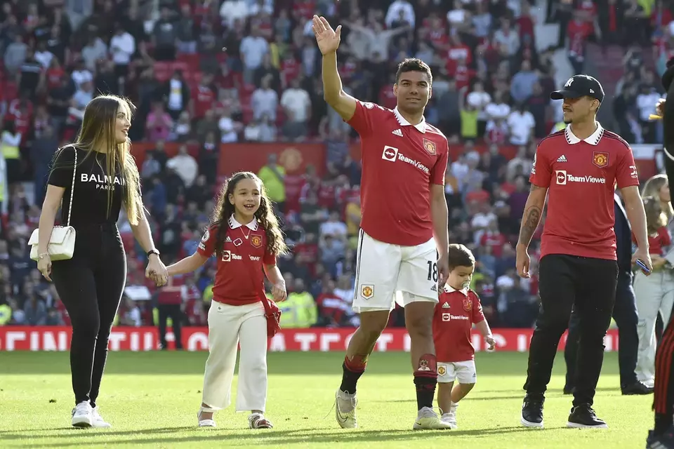 Gelandang Manchester United Casemiro bersama keluarganya pada akhir pertandingan sepak bola Liga Premier Inggris antara Manchester United dan Fulham di Old Trafford, Manchester, Inggris, Minggu, 28 Mei 2023.