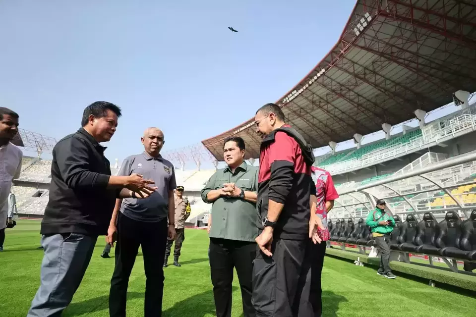 Ketua Umum PSSI, Erick Thohir saat meninjau Stadion Gelora Bung Tomo Surabaya pada Selasa, 6 Juni 2023.