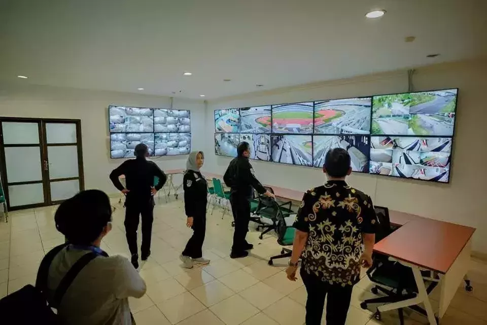 Tim asesmen Mabes Polri memeriksa ruang cctv yang berada di stadion Gelora Bung Tomo, Surabaya, Jumat, 30 Desember 2022.