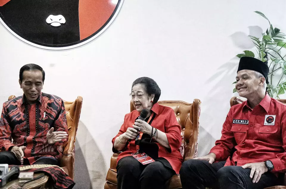Ketua Umum PDI Perjuangan Megawati Sukarnoputri (tengah), memberikan keterangan disaksikan Presiden Joko Widodo (kiri), dan bakal Capres Ganjar Pranowo (kanan), dalam sesi konferensi pers Rakernas PDI Perjuangan di Jakarta, Selasa 6 Juni 2023. 