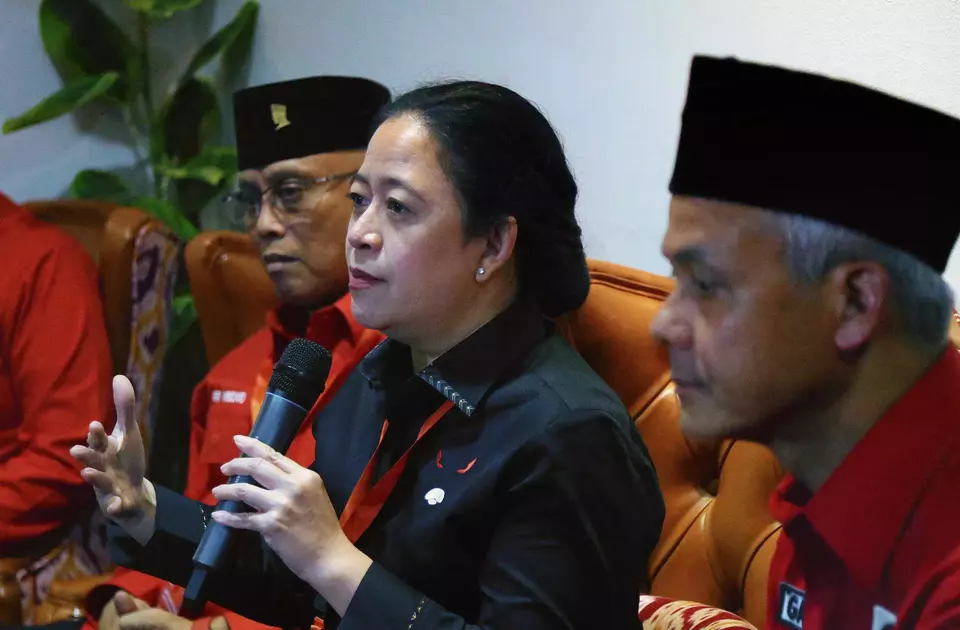 Ketua DPP PDI Perjuangan Puan Maharani (tengah) bersama dengan bakal capres Ganjar Pranowo (kanan) saat konferensi pers di sela Rakernas PDI Perjuangan di Jakarta, Selasa 6 Juni 2023. 