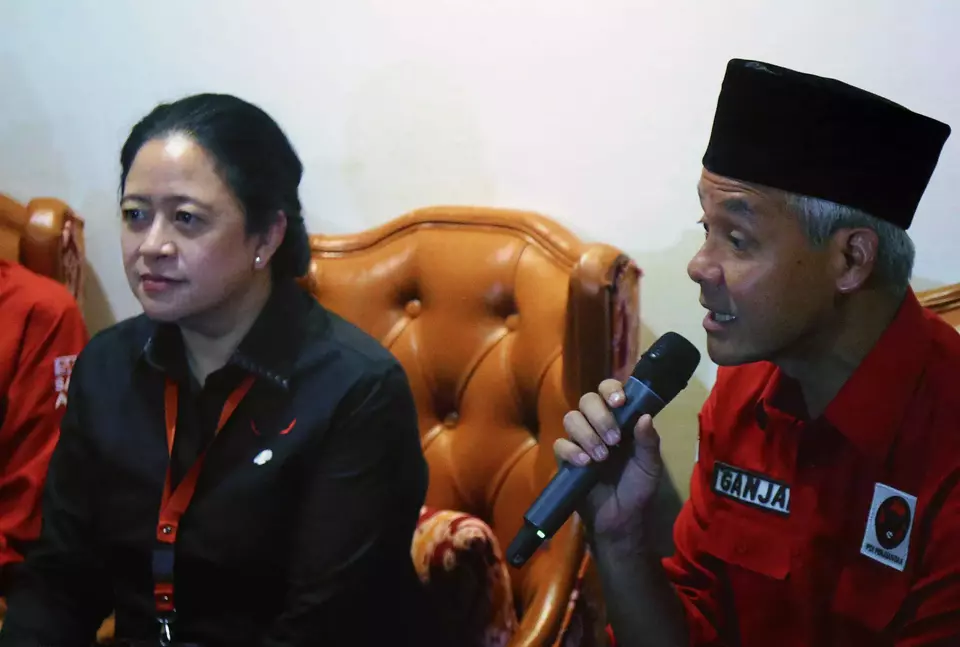 Ketua DPP PDI Perjuangan Puan Maharani (kiri), bersama dengan bakal capres Ganjar Pranowo (kanan) saat konferensi pers di sela Rakernas PDI Perjuangan di Jakarta, Selasa 6 Juni 2023.