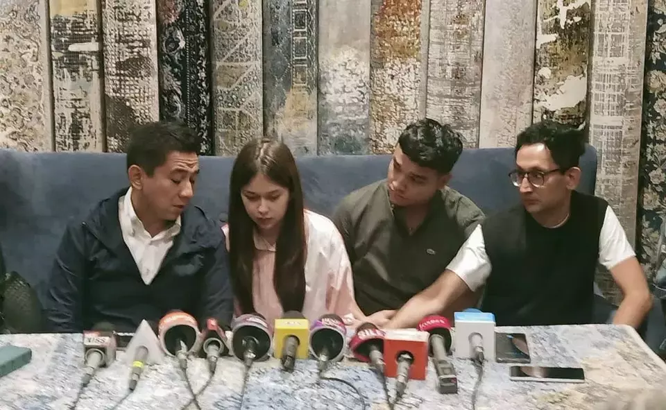 Artis Rebecca Klopper didampingi kekasihnya, Fadly Faisal dan kuasa hukumnya, Sandy Arifin meminta maaf atas beredarnya video syur berdurasi 47 detik yang diduga diperankannya dalam konferensi pers di Kawasan Panglima Polim, Jakarta Selatan, Selasa, 6 Juni 2023.