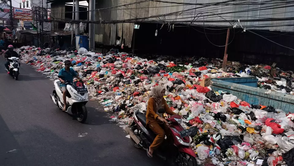 Gunungan sampah mengular di jalan KH Ahmad Dahlan Cipondoh, Kota Tangerang, Banten, Selasa 6 Juni 2023. 