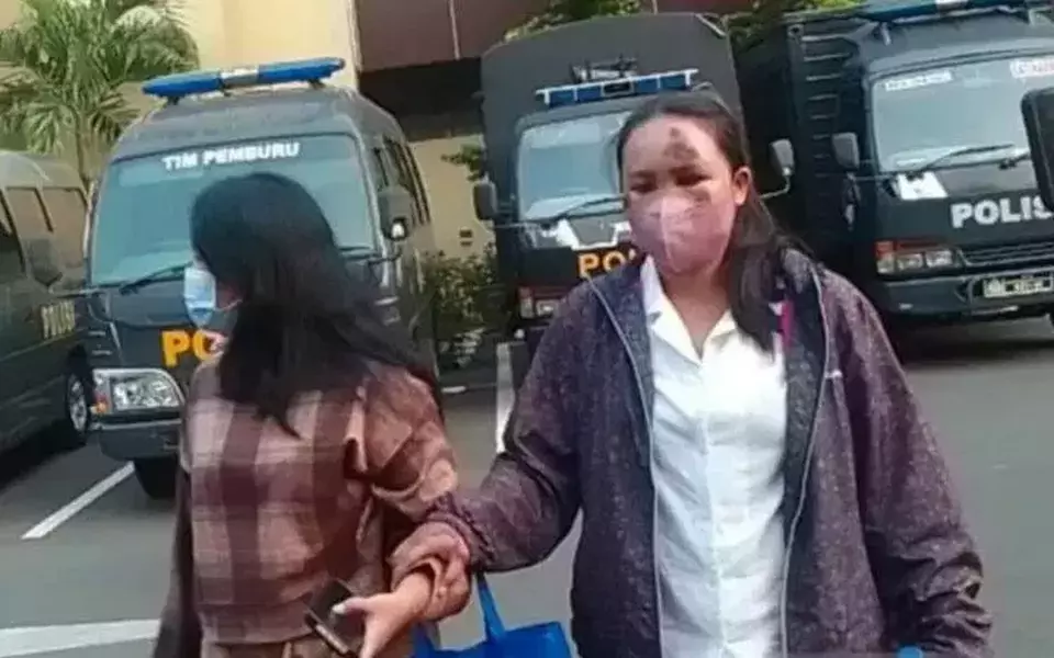 Korban A (kanan) melaporkan kekasihnya AMP yang menabrak dirinya ke Polres Metro Jakarta Selatan, Jakarta, Minggu, 4 Juni 2023. 