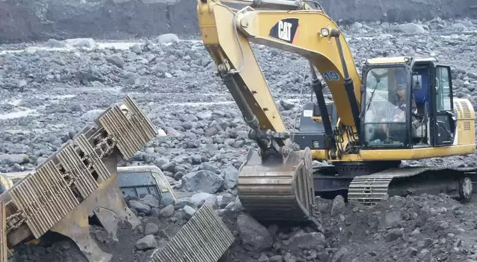 Alat berat di Lumajang, Jawa Timur, terdampak banjir lahar dari Gunung Semeru, Rabu 7 Juni 2023.