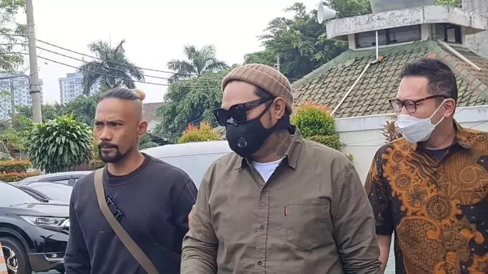 Virgoun (tengah) datang ke Pengadilan Agama Jakarta Barat.