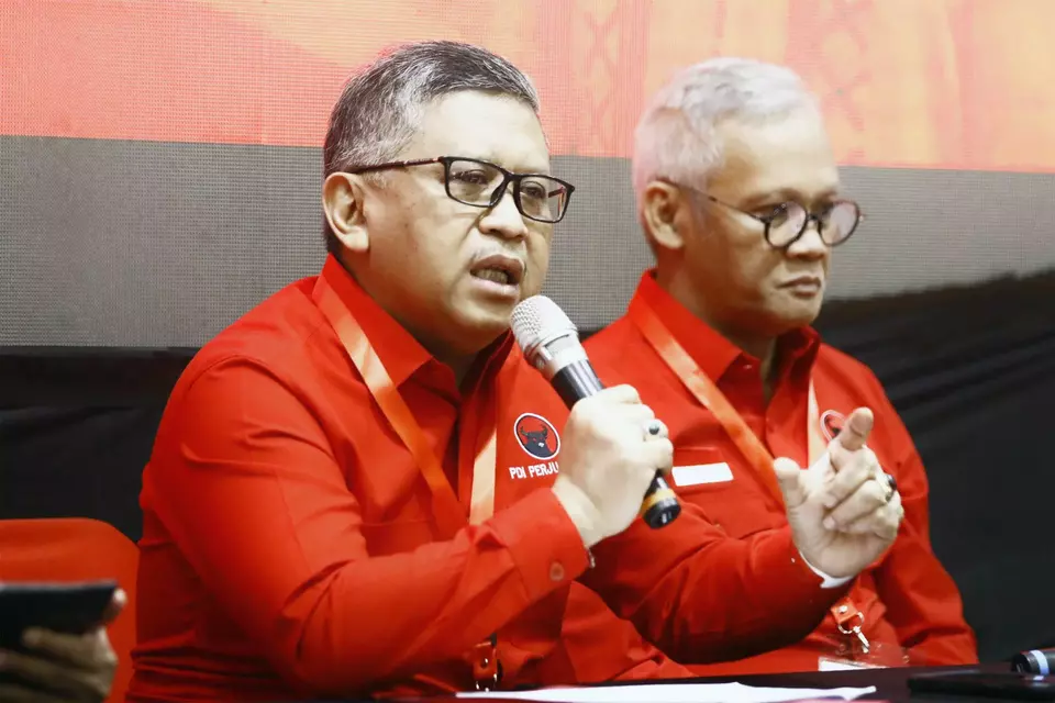 Sekjen PDI Perjuangan Hasto Kristiyanto (tengah) memberikan keterangan didampingi panitia perayaan Bulan Bung Karno, Aria Bima (kanan) di sela Rakernas III PDI Perjuangan di Jakarta, Rabu 7 Juni 2023.