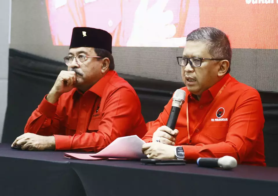 Sekjen PDI Perjuangan Hasto Kristiyanto (tengah) memberikan keterangan didampingi panitia perayaan Bulan Bung Karno, Rano Karno di sela Rakernas III PDI Perjuangan di Jakarta, Rabu 7 Juni 2023.