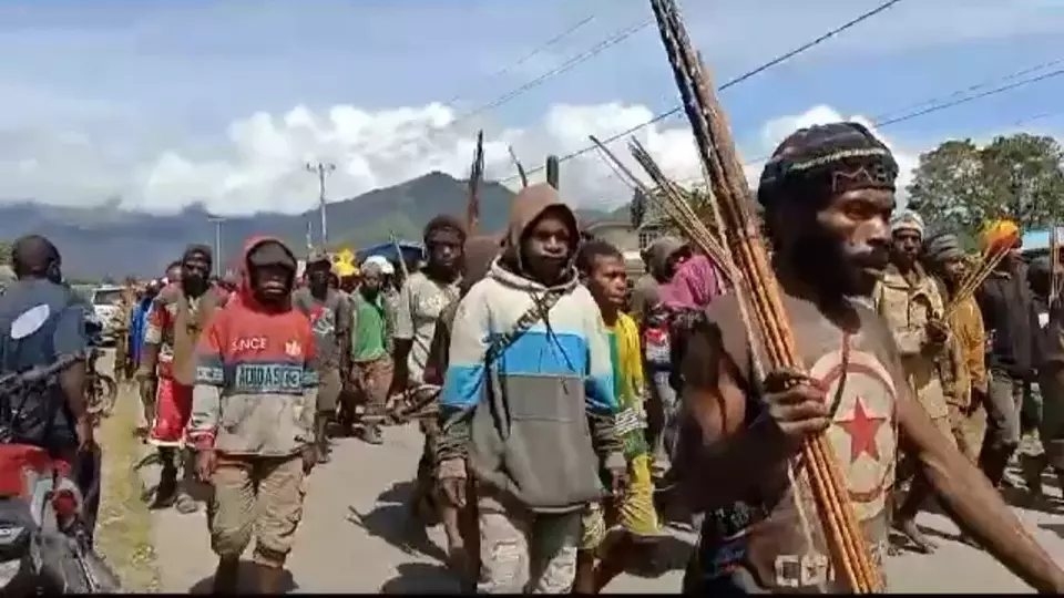Kelompok Suku Mee saat menuju ke lokasi bentrok di Kabupaten Nabire, Provinsi Papua Tengah.