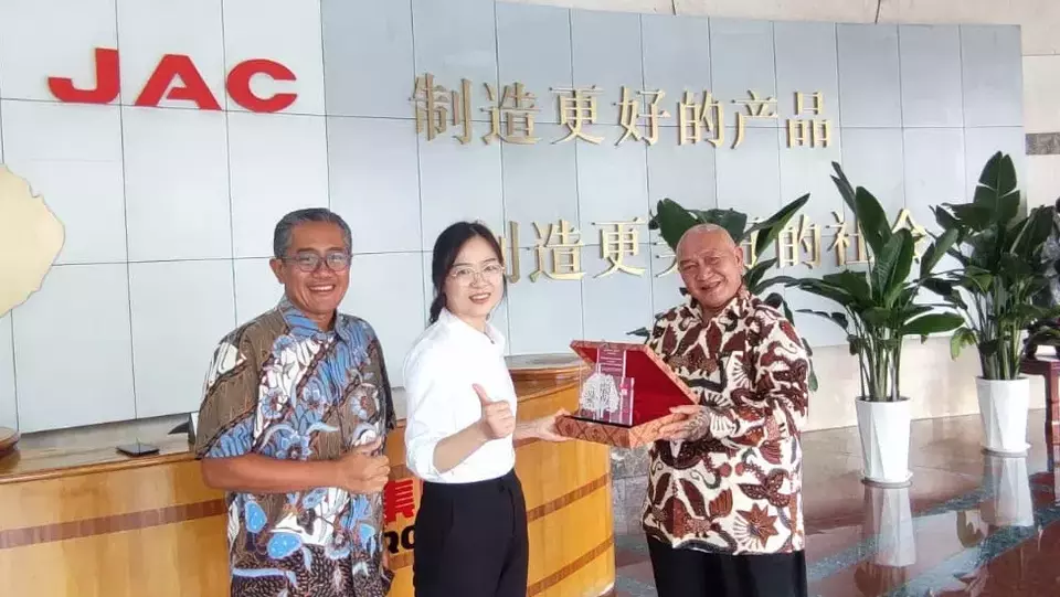 PT Jasa Berdikari Logistic Tbk (LAJU) menjajaki kerja sama dengan produsen kendaraan listrik asal Tiongkok untuk melengkapi armada operasional perusahaan, Rabu 7 Juni 2023.