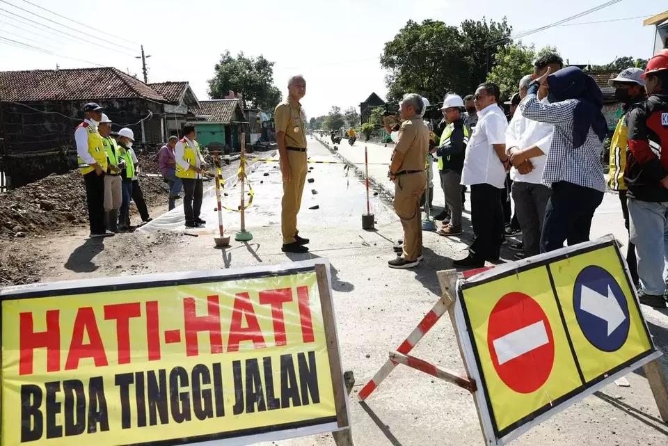 Gubernur Jateng Ganjar Pranowo memeriksa perbaikan jalan, Rabu 7 Juni 2023.