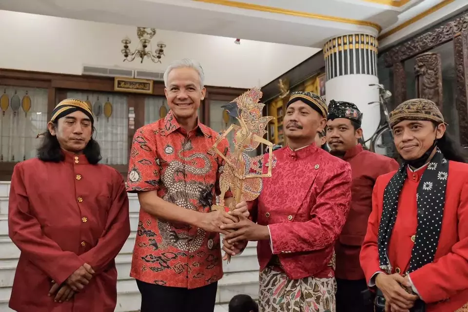 Ganjar Pranowo mendapatkan dukungan dari puluhan dalang dan seniman dari seluruh Indonesia di kediaman resminya, Puri Gedeh, Semarang.