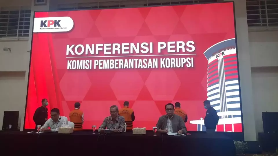KPK melakukan penahanan tersangka dugaan tindak pidana korupsi dana Perusahaan Umum Daerah (Perumda) Kabupaten Penajem Paser Utara, Kalimantan Timur, Rabu, 7 Juni 2023.