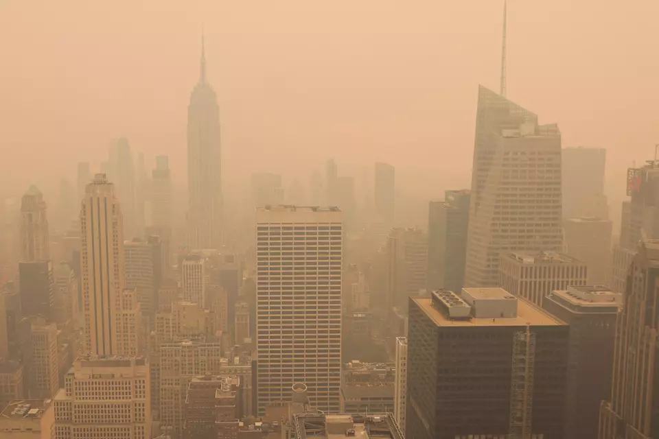 Kota New York diselimuti asap tebal yang berasal dari kebakaran hutan dahsyat di Kanada, Rabu 7 Juni 2023.