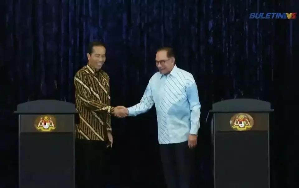 Presiden Joko Widodo (Jokowi) menemui Perdana Menteri Malaysia Anwar Ibrahim di Kompleks Seri Perdana, Putrajaya, Malaysia, pada Kamis 8 Juni 2023