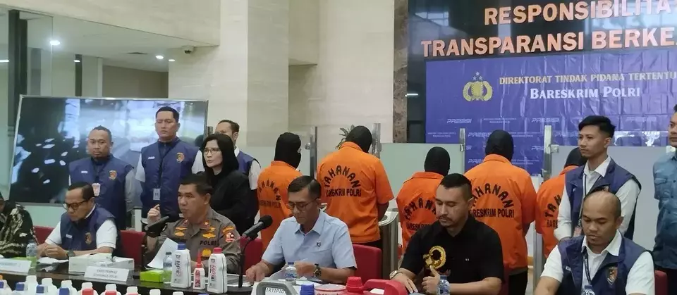 Direktorat Tindak Pidana Tertentu Bareskrim Polri mengungkap kasus tindak pidana produksi dan peredaran oli palsu dengan berbagai merek di Jakarta, Kamis 8 Juni 2023.
