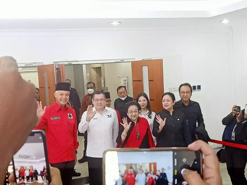 Ketua umum PDIP Megawati Soekarnoputri, Ketum Perindo Hary Tanoesoedibjo, Capres Ganjar Pranowo, Ketua DPP PDIP Puan Maharani dan Prananda Prabowo di Gedung DPP PDIP.