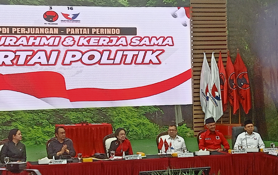 Ketua umum Perindo Hary Tanoesoedibjo bertemu dengan Ketum PDIP Megawati Soekarnoputri yang didampingi Capres Ganjar Pranowo, Ketua DPP PDIP Puan Maharani dan Prananda Prabowo kantor DPP PDIP, Menteng, Jakarta Pusat, Jumat, 9 Juni 2023.