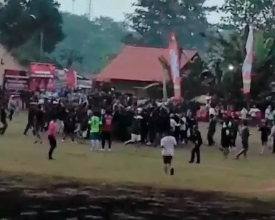Turnamen Sepak bola Bener Bersatu Cup 2 rusuh di lapangan Pule Desa Bener Kecamatan Tengaran Kabupaten Semarang Jawa Tengah