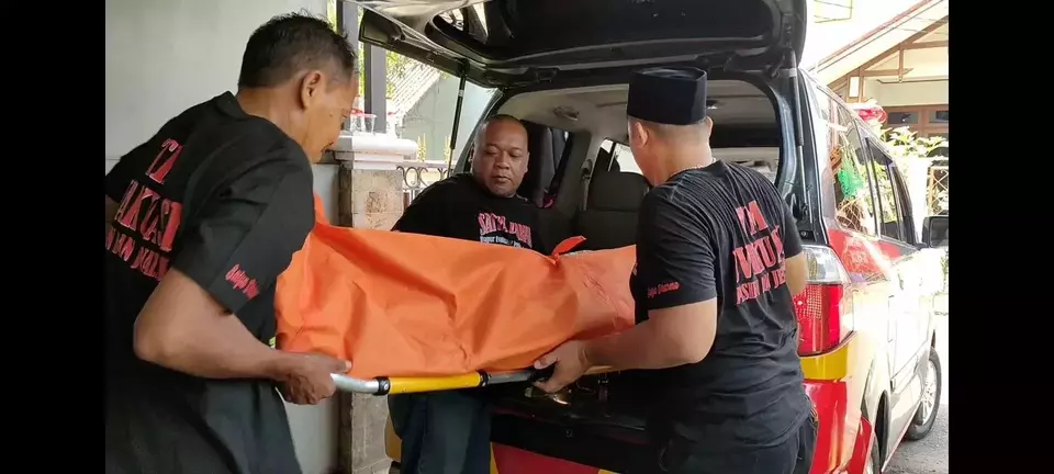 Jenazah seorang warga negara asing (WNA) asal Korea Selatan yang ditemukan tewas gantung diri di Perumahan Raffles Hills, Tapos, Depok, Jumat 9 Juni 2023, dimasukkan ke dalam ambulans.
