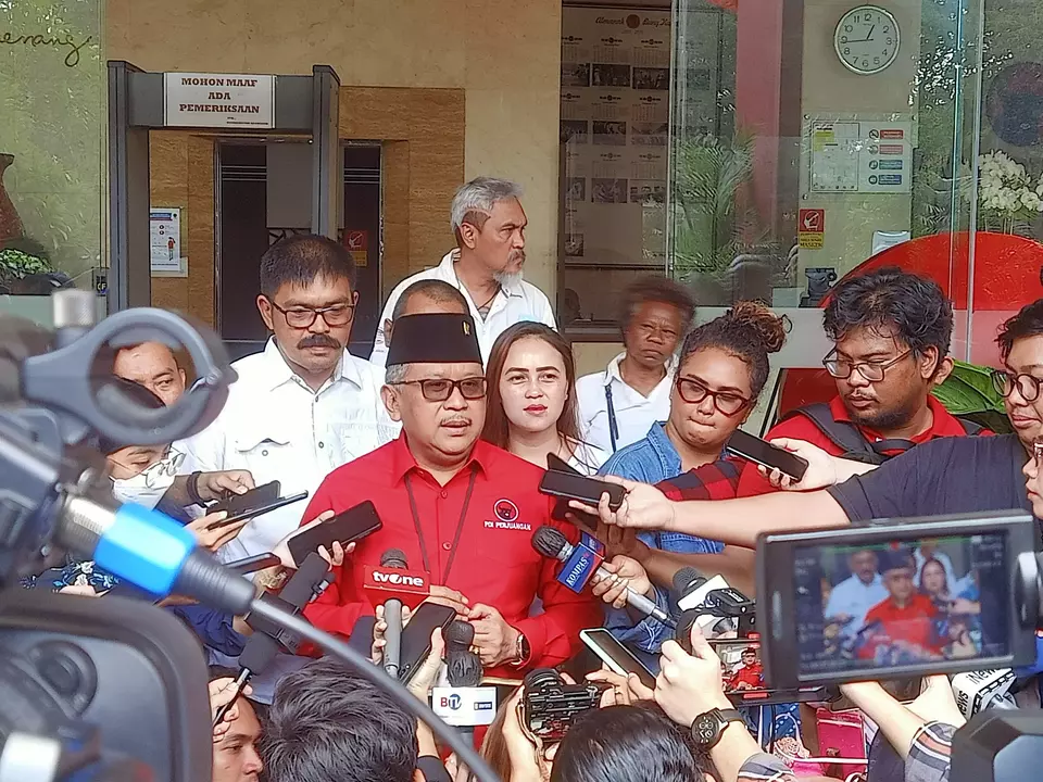Sekjen PDIP Hasto Kristiyanto memberi keterangan kepada awak media, di Kantor DPP PDIP, Jalan Diponegoro, Menteng, Jakarta, Jumat, 9 Juni 2023.