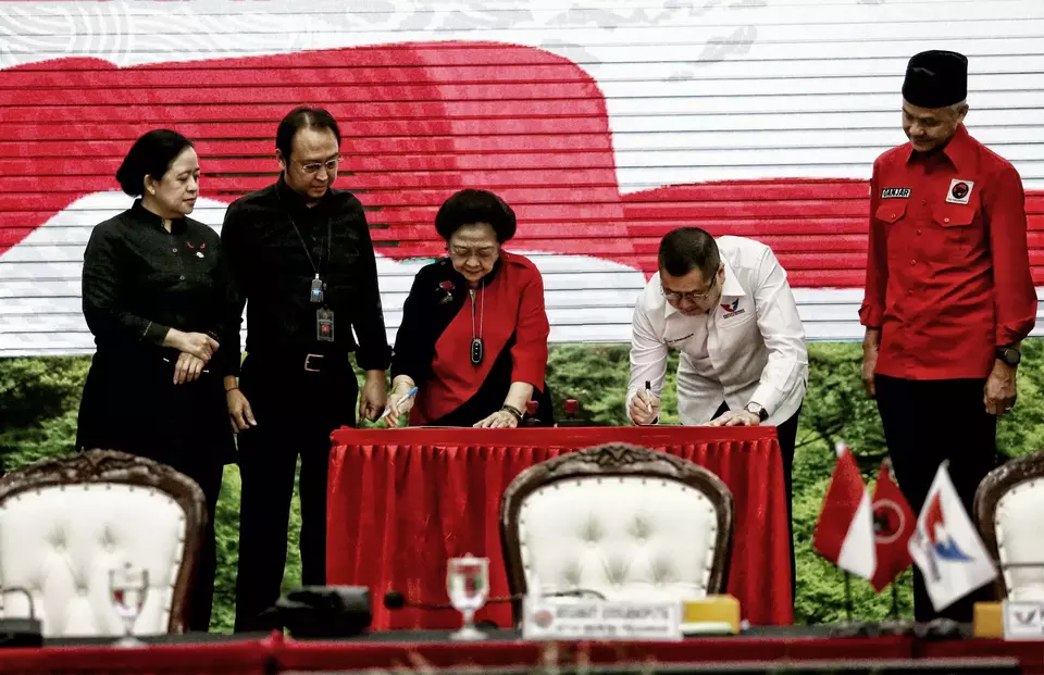 Ketua Umum PDI Perjuangan Megawati Soekarnoputri (ketiga kiri), bersama Ketua Umum Partai Perindo Hary Tanoesoedibjo (dua kanan), menandatangani perjanjian kerja sama poitik disaksikan Ketua DPP PDI Perjuangan Puan Maharani (kiri) dan Ketua DPP PDI Perjuangan Prananda Prabowo (kedua kiri), juga bakal Capres Ganjar Pranowo kanan), di kantor DPP PDI Perjuangan, Jakarta, Jumat 9 Juni 2023.
