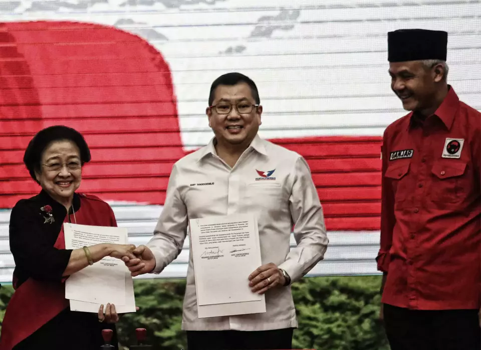 Ketua Umum PDI Perjuangan Megawati Soekarnoputri (kiri) berjabat tangan dengan Ketua Umum Partai Perindo Hary Tanoesoedibjo (kanan) disaksikan bakal Capres Ganjar Pranowo (tengah) usai penandatanganan kerja sama politik di Jakarta, Jumat 9 Juni 2023.