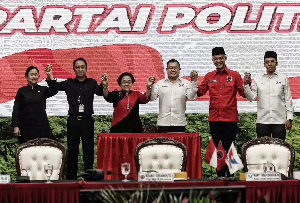 Ketua Umum PDI Perjuangan Megawati Soekarnoputri (ketiga kiri) yang didampingi Ketua DPP PDI Perjuangan Puan Maharani (kiri) dan Ketua DPP PDI Perjuangan Prananda Prabowo (kedua kiri) dan Ketua Umum Partai Perindo Hary Tanoesoedibjo (ketiga kanan) yang didampingi Ketua Harian DPP Partai Perindo Muhammad Zainul Majdi (kanan) mengangkat tangan bersama bakal Capres Ganjar Pranowo (kedua kanan) usai penandatanganan kerja sama politik di Jakarta, Jumat 9 Juni 2023.