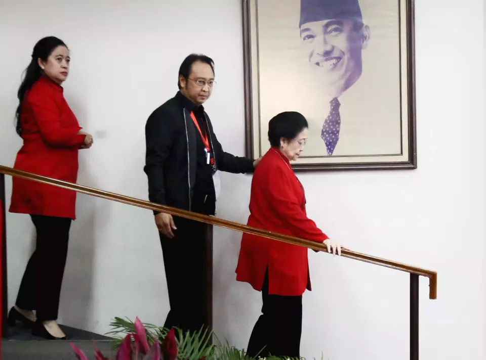 Ketua Umum PDI Perjuangan Megawati Soekarnoputri (kanan) berjalan didampingi Ketua DPP Puan Maharani (kiri) dan Ketua DPP Prananda Prabowo (tengah) usai menutup Rakernas III PDI Perjuangan di Jakarta, Kamis 8 Juni 2023.