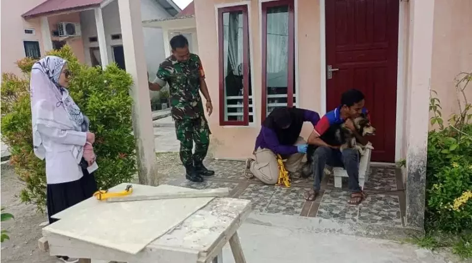 Vaksinasi hewan penular rabies di Kabupaten Sintang. Kasus kematian akibat rabies di Kalimantan Barat meningkat, Jumat, 9 Juni 2023.