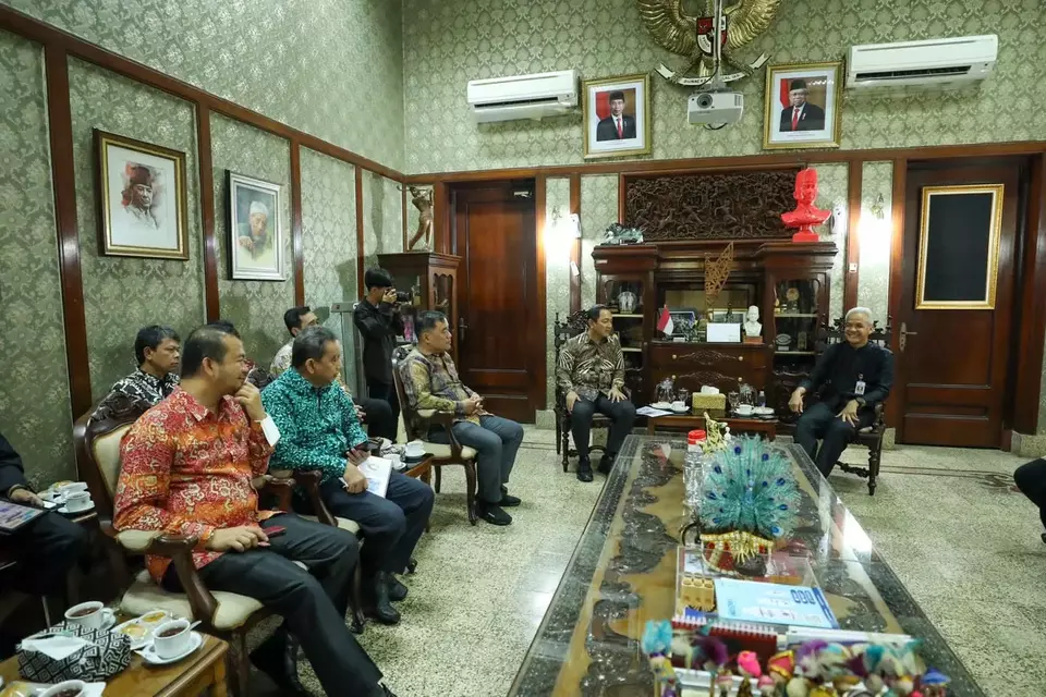 Gubernur Jawa Tengah Ganjar Pranowo terima kunjungan jajaran LKPP RI di Puri Gedeh, Kota Semarang, Jateng, Kamis 8 Juni 2023.